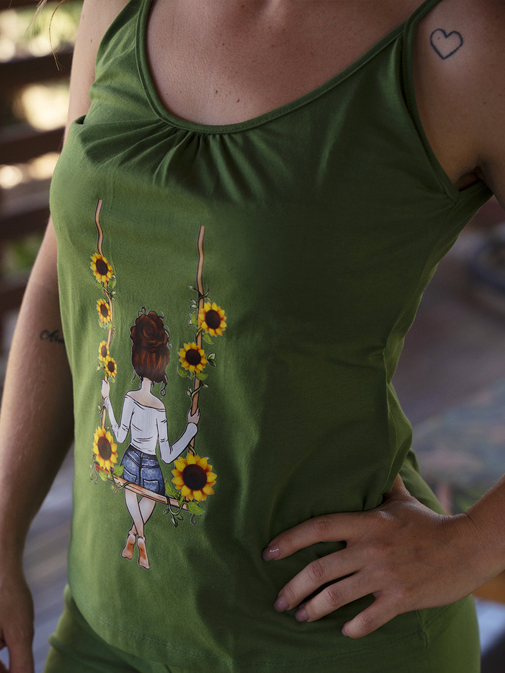 Conjunto Shorts & Blusa de Alças Menina & Girassóis no Balanço