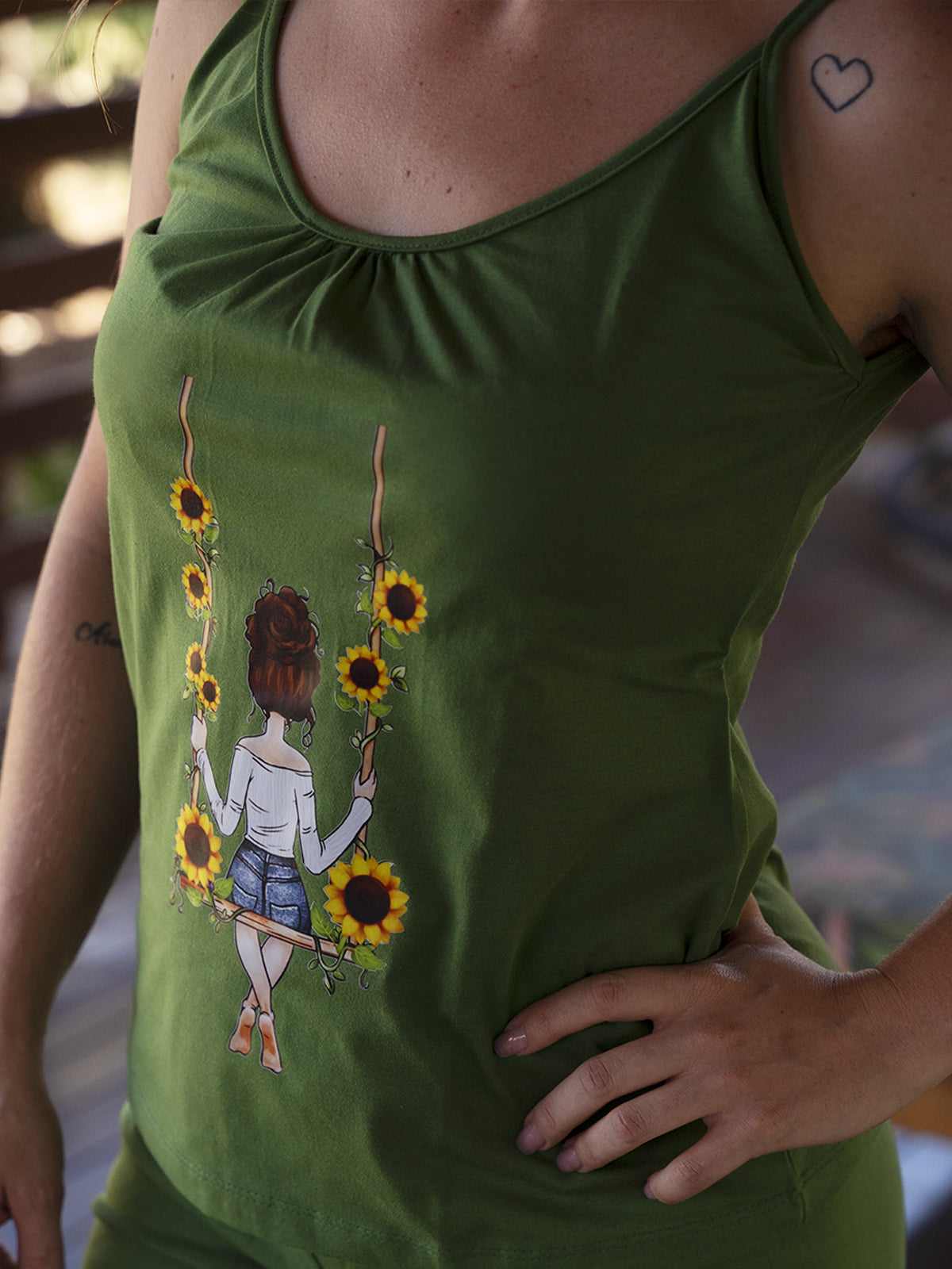 Conjunto Shorts & Blusa de Alças Menina & Girassóis no Balanço