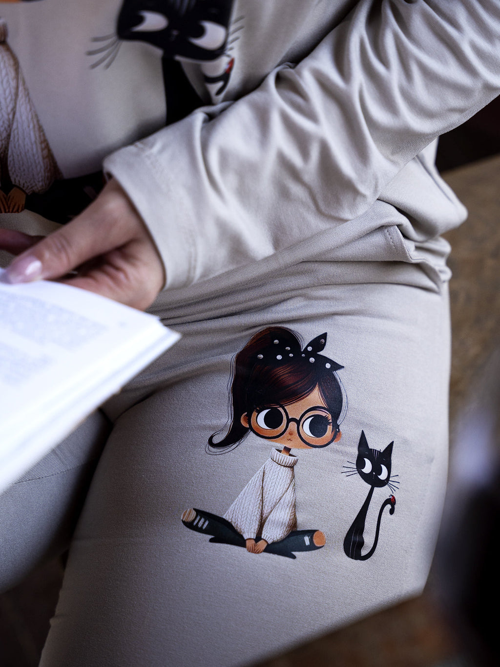Pijama Calça Reta com Cropped Manga Longa Menina do Laço & Gatinho