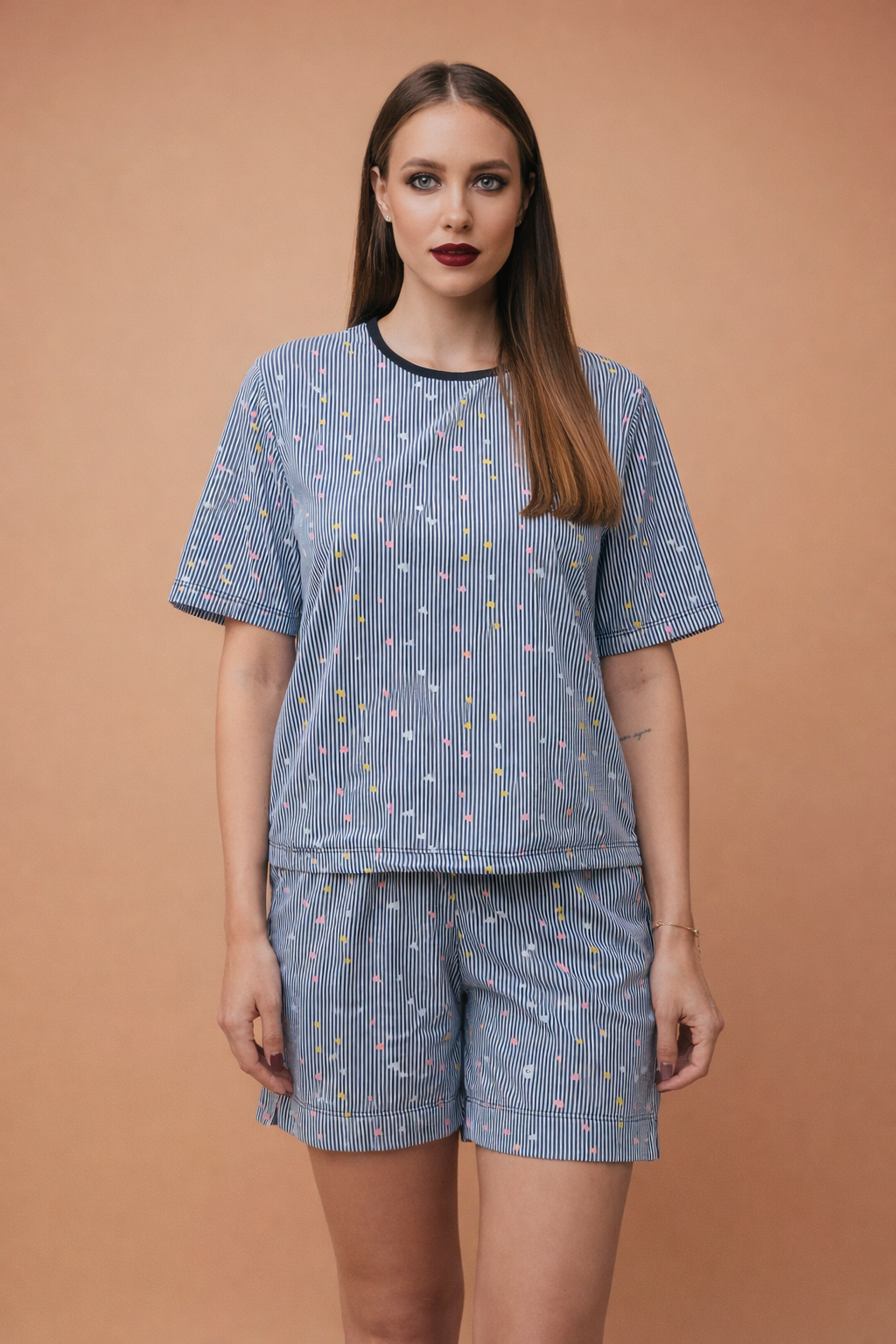 Pijama Curto Feminino com Blusa Manga Curta - Corações & Listras